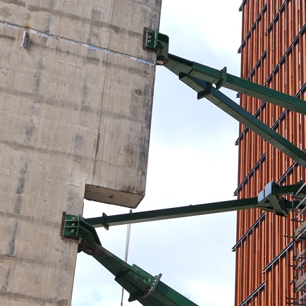 Cast-in steel connection between a concrete column and the supported structure
